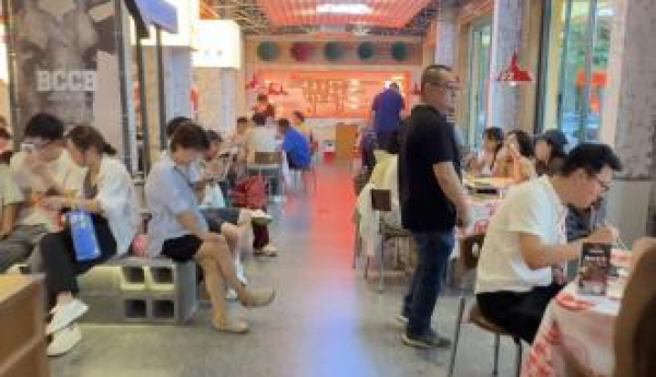 《天津烧烤界“天花板”再出大招！冰城串吧店庆豪掷退款，网友：这波操作太圈粉》