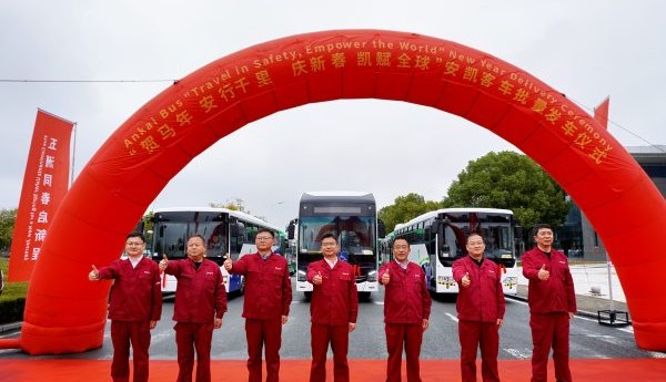 六十载深耕致远，安凯客车驭风出海，驰骋全球！