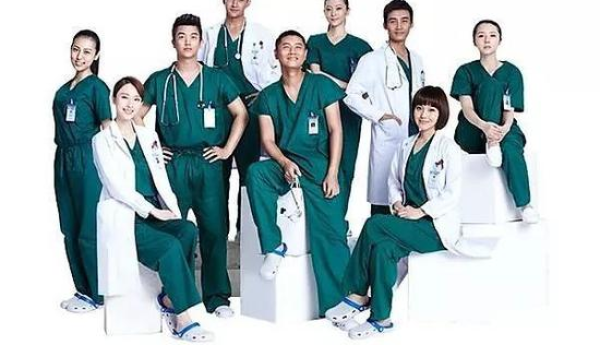 洞洞鞋：职场足下的‘软着陆’还是‘美丽陷阱’？