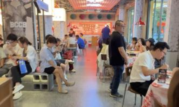 《天津烧烤界“天花板”再出大招！冰城串吧店庆豪掷退款，网友：这波操作太圈粉》