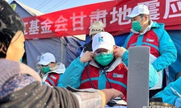 52岁韩红现身甘肃救灾！低温环境下亲自送温暖，被骂捣乱面不改色